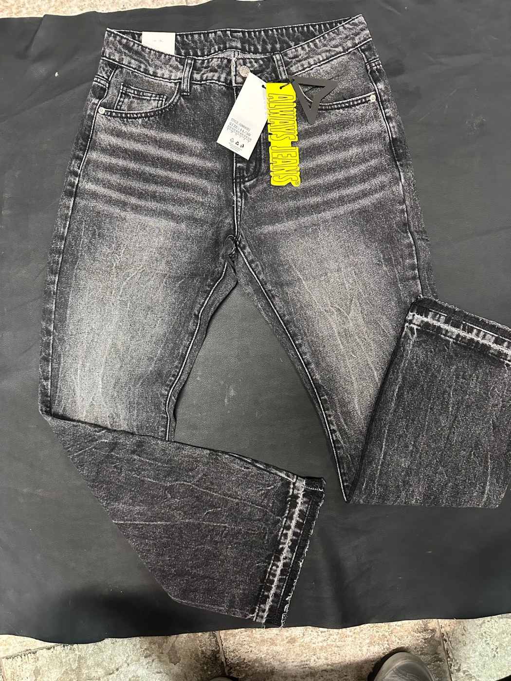 Jeans grigio scuro slavato, foto 2 di 9