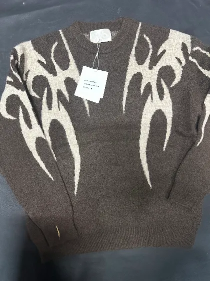Maglia marrone con disegno tribale