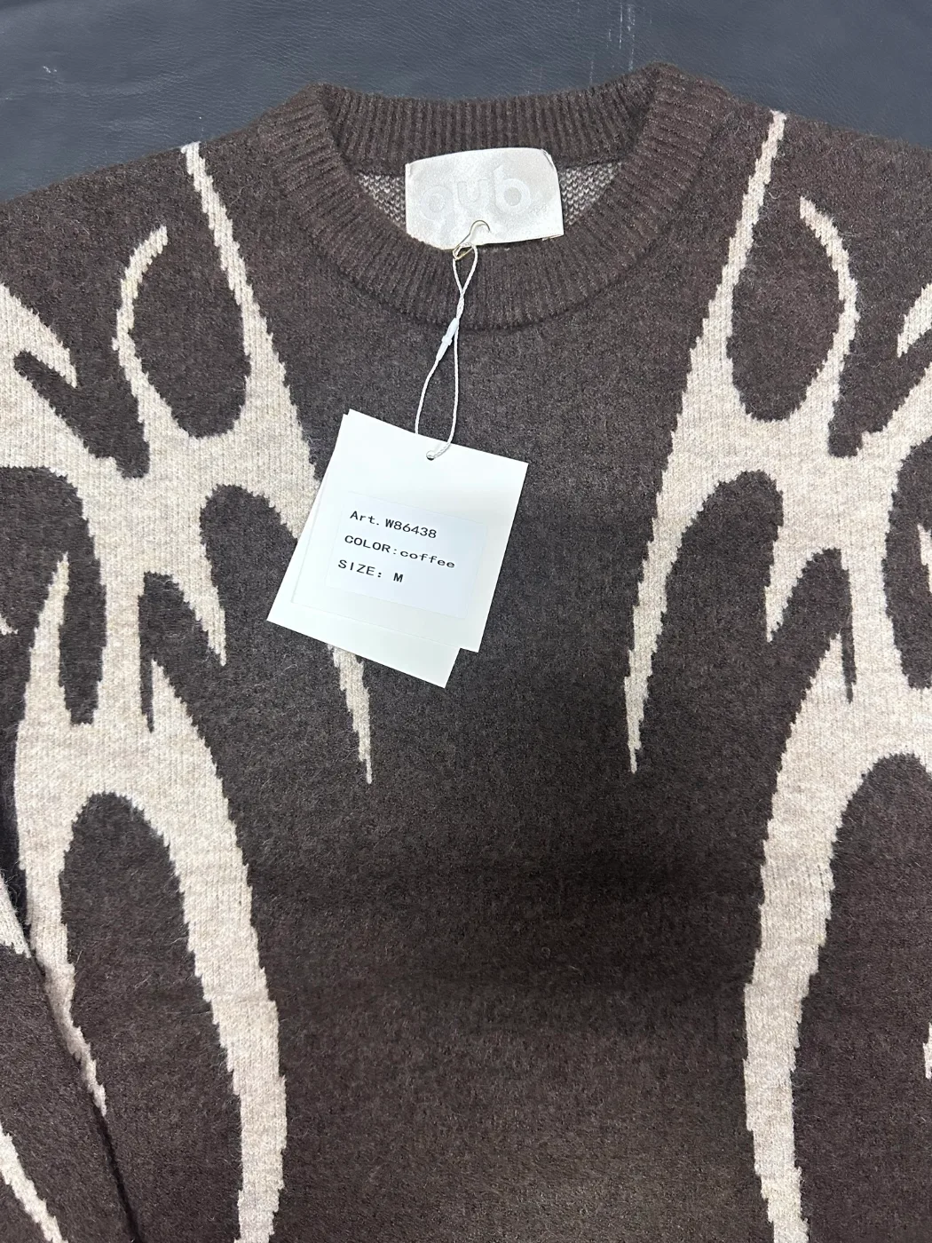 Maglia marrone con disegno tribale, foto 2 di 3