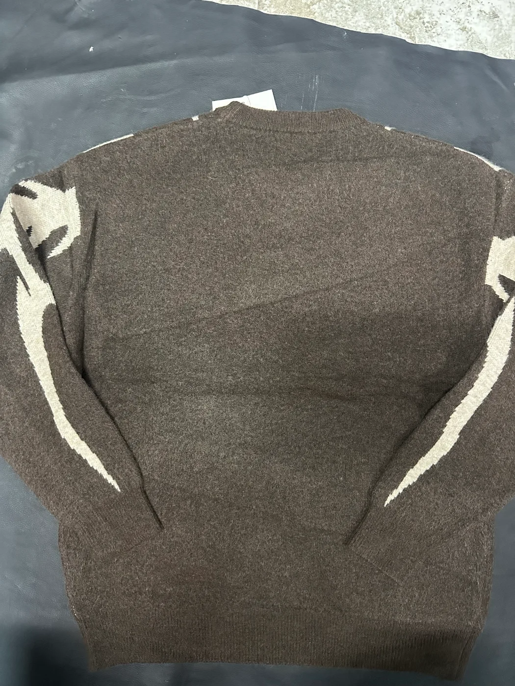 Maglia marrone con disegno tribale, foto 3 di 3