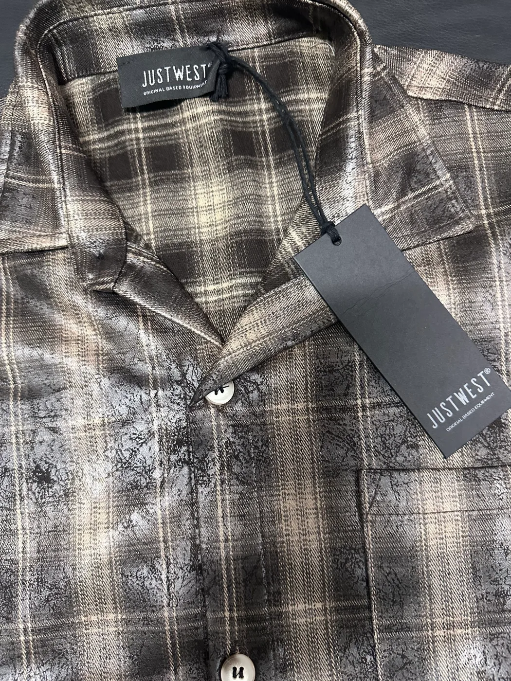 Camicia a quadri marrone con maniche nere, foto 2 di 5