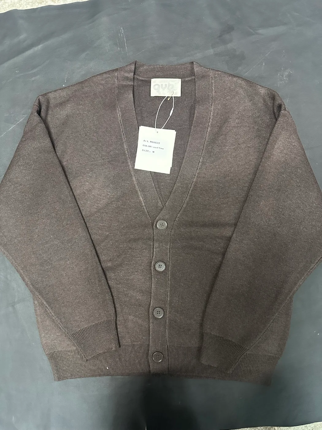 Cardigan marrone con bottoni, foto 2 di 6