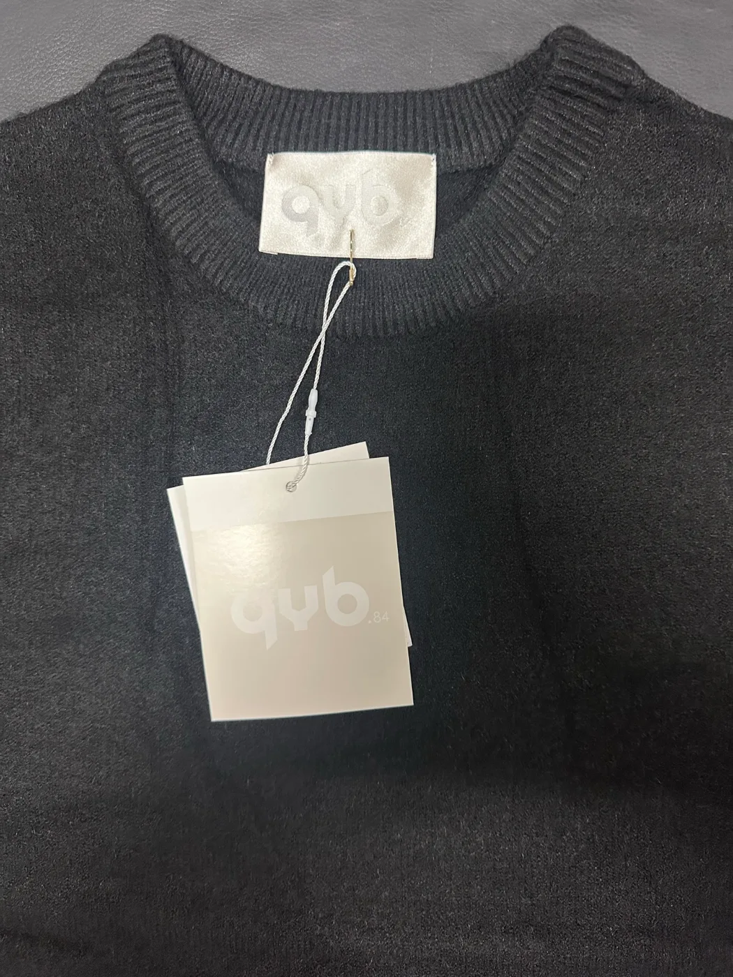 Maglia nera girocollo, foto 2 di 3