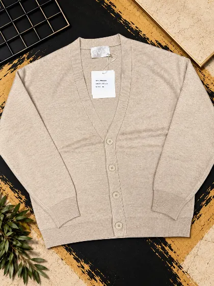 Cardigan beige con bottoni