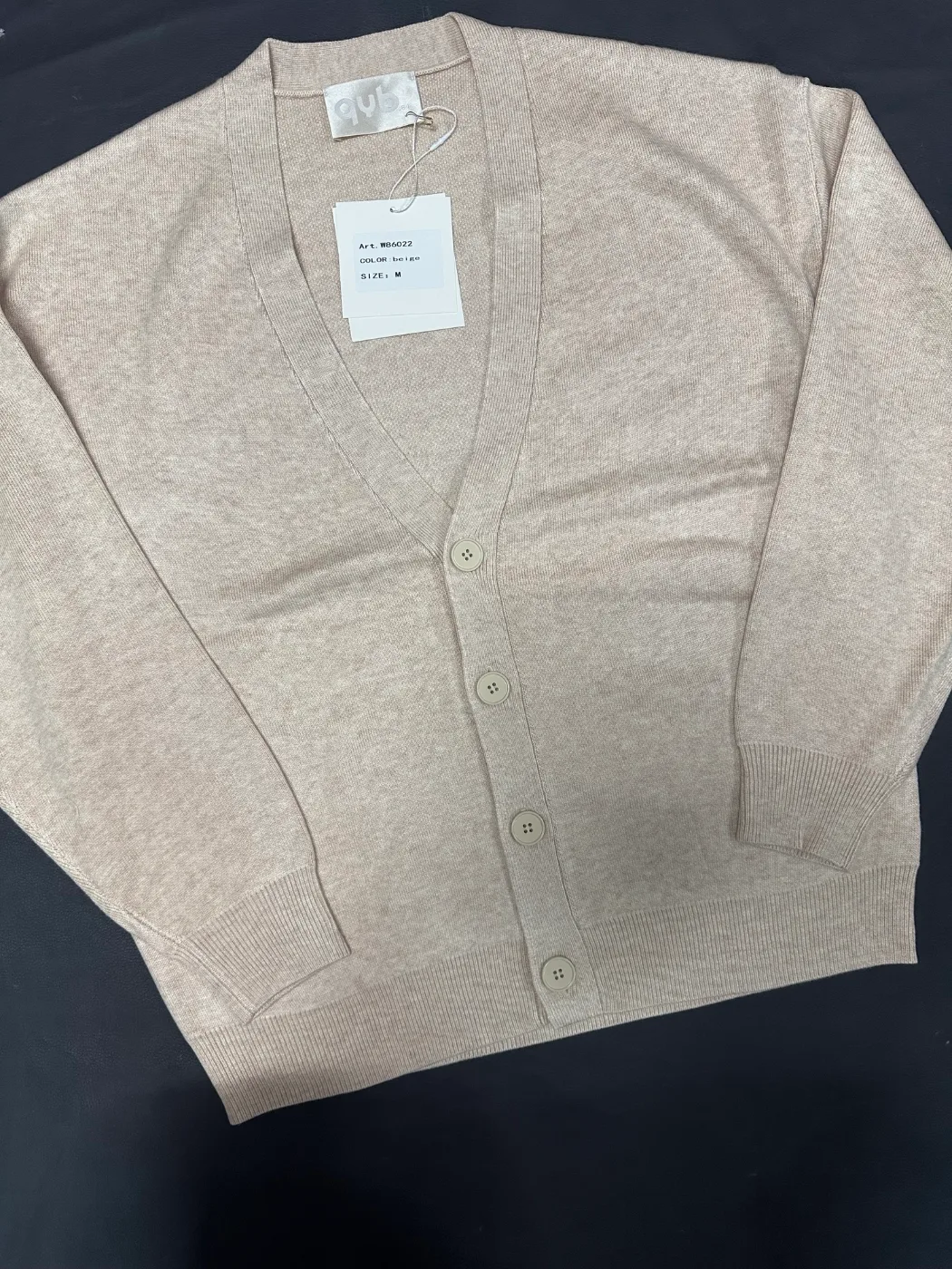 Cardigan beige con bottoni, foto 2 di 4